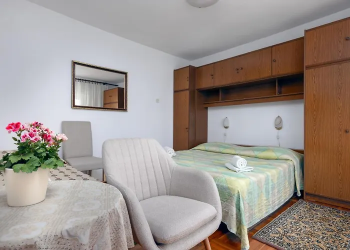 Ana アパート ポレッチ